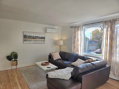 Renovated 2BR Apartment in Vanier North – Steps from Beechwood & Downtown