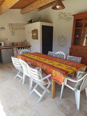 تناول الطعام بالخارج