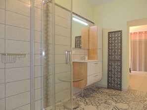 Shower, hair dryer, toilet paper - Ideal for recharging your batteries or getting together with family and friends. A joy. (rasteau)