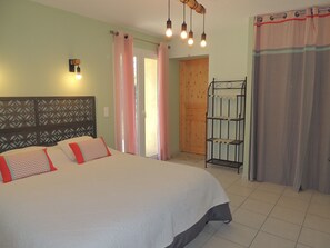 4 bedrooms, iron/ironing board, Internet - Ideal for recharging your batteries or getting together with family and friends. A joy. (rasteau)
