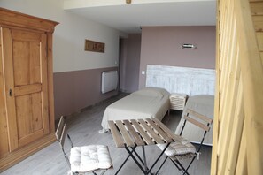 4 عدّة غرف نوم ومكواة/لوح كي وخدمة الإنترنت