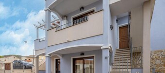Air-conditioned With Garden and Private Parking