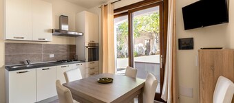 Air-conditioned With Garden and Private Parking