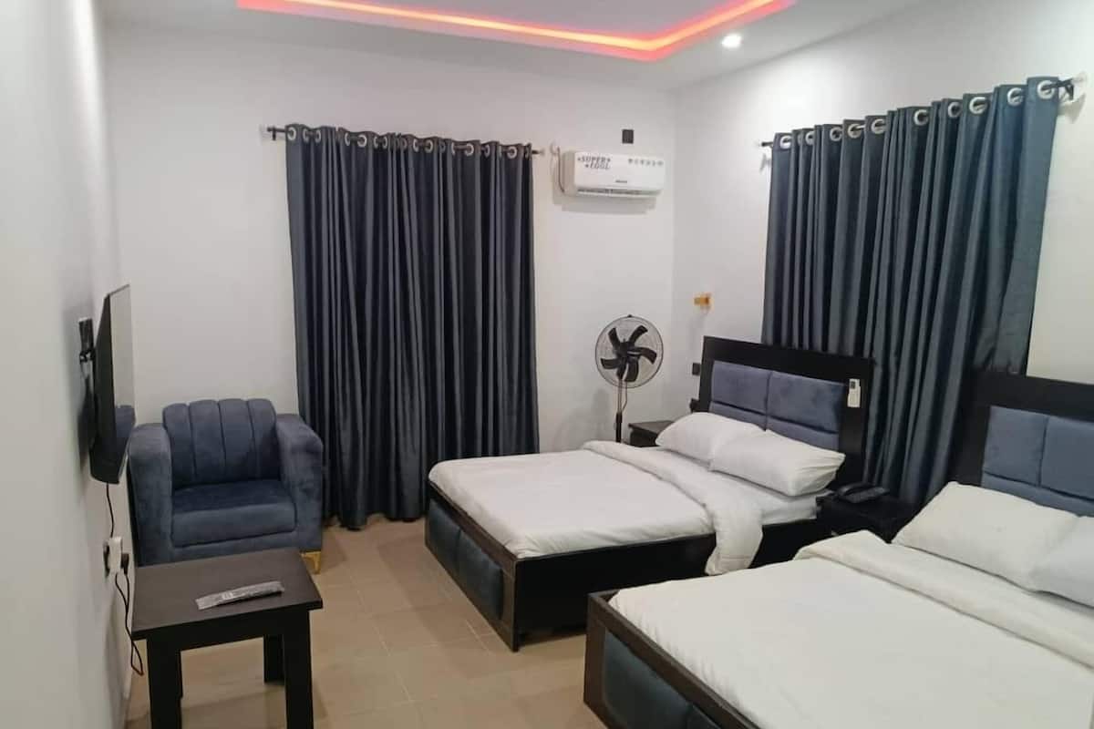 Executive House | Iron/ironing board, free WiFi