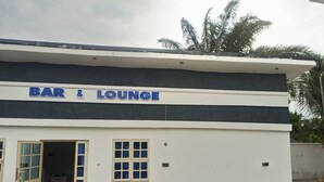 Um edifício com uma placa que diz 'BAR & LOUNGE'.