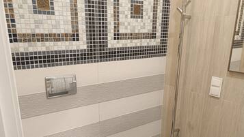 Doccia, asciugacapelli, asciugamani, sapone