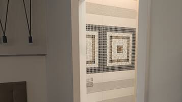 Doccia, asciugacapelli, asciugamani, sapone