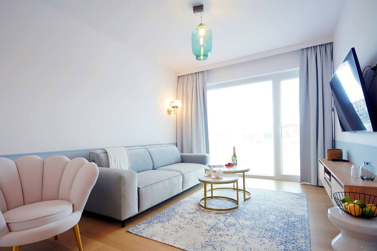 Classic-Apartment, Poolblick (B408) | Wohnbereich | 40-Zoll-Smart-TV mit Digitalempfang