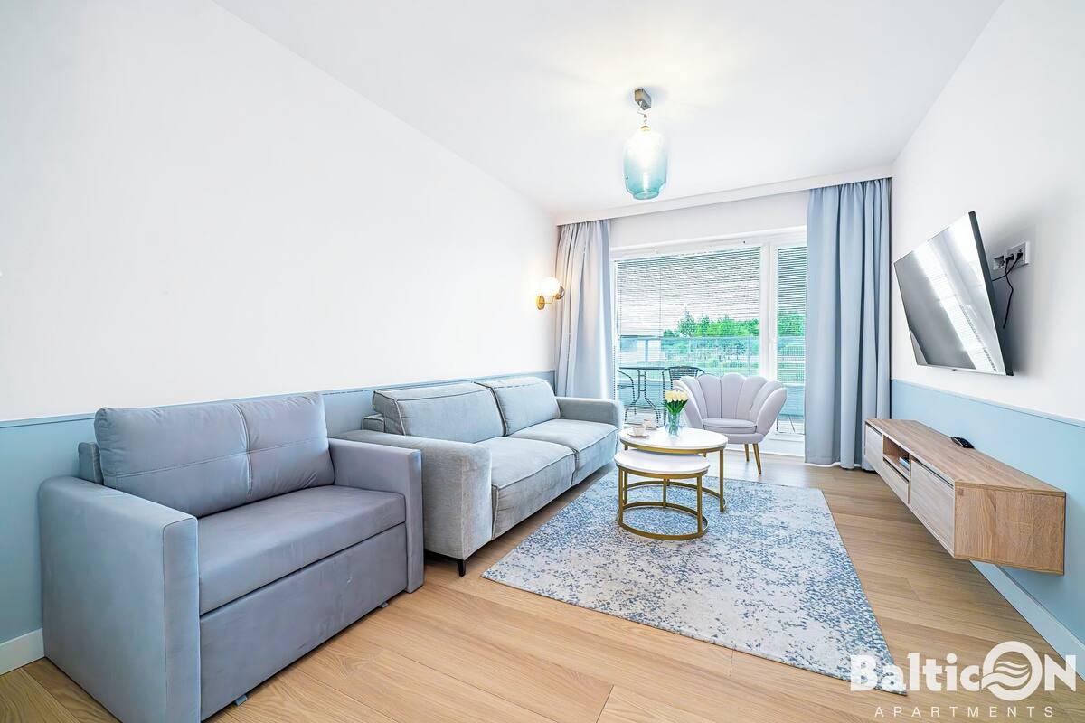 Classic-Apartment, Poolblick (B008) | Wohnbereich | 40-Zoll-Smart-TV mit Digitalempfang