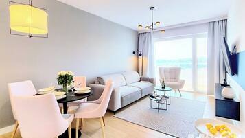 Classic-Apartment, Poolblick (B409) | Wohnbereich | 40-Zoll-Smart-TV mit Digitalempfang