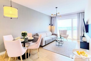 Classic-Apartment, Poolblick (B409) | Wohnbereich | 40-Zoll-Smart-TV mit Digitalempfang