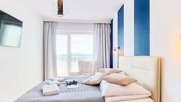 Tabla de planchar con plancha, wifi gratis y ropa de cama