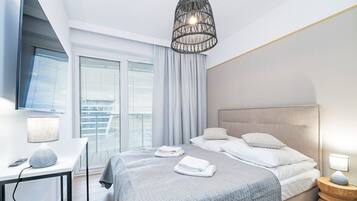 Tabla de planchar con plancha, wifi gratis y ropa de cama