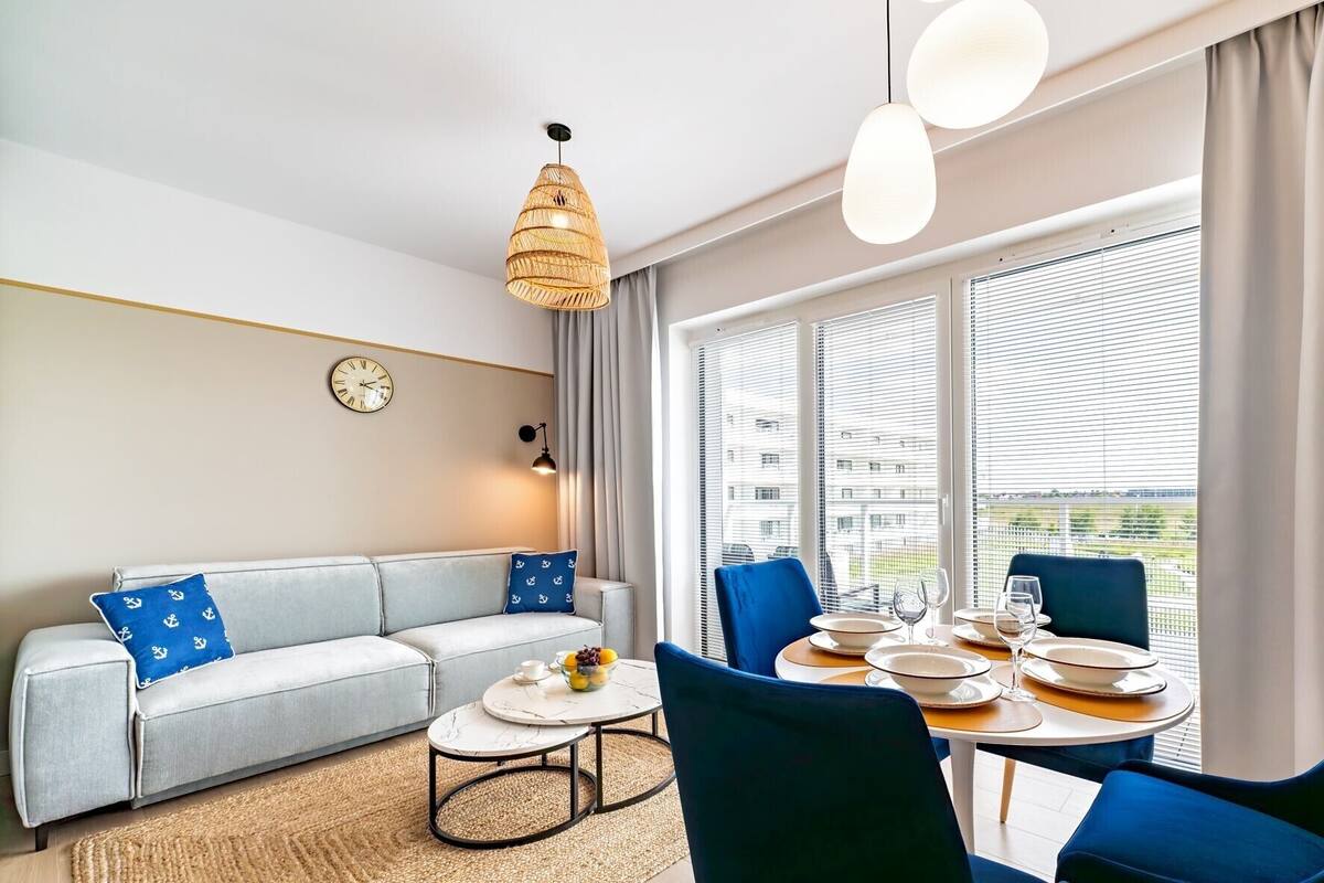 Studio Suite, 1 Queen Bed with Sofa bed, Kitchenette (B106) | Living area | 40-inch Smart TV with digital channels