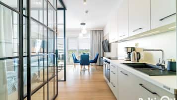 Suite Studio, 1 grand lit et 1 canapé-lit, coin cuisine (B106) | Cuisine privée | Grand réfrigérateur, four, plaque de cuisson, lave-vaisselle