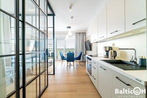 Studio Suite, 1 Tempat Tidur Queen dengan tempat tidur Sofa, dapur kecil (B106) | Dapur pribadi | Lemari es besar, oven, kompor, dan mesin pencuci piring