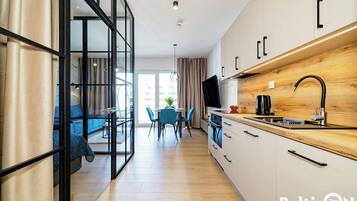 Studiosuite, 1 Queen-Bett und Schlafsofa, Kochnische (D211) | Eigene Küche | Großer Kühlschrank, Ofen, Herdplatte, Geschirrspüler