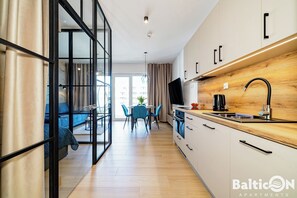 Studiosuite, 1 Queen-Bett und Schlafsofa, Kochnische (D211) | Eigene Küche | Großer Kühlschrank, Ofen, Herdplatte, Geschirrspüler