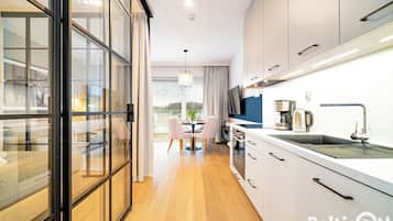 Studiosuite, 1 Queen-Bett und Schlafsofa, Kochnische (B106) | Eigene Küche | Großer Kühlschrank, Ofen, Herdplatte, Geschirrspüler