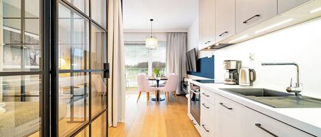 Suite estudio, 1 cama Queen size y sofá cama, cocineta (B106) | Cocina privada | Refrigerador con congelador, horno, parrilla de estufa y lavavajillas