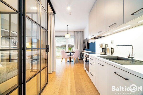 Suíte estúdio, 1 cama Queen e sofá-cama, cozinha americana (B106) | Cozinha privada | Geladeira grande, fogão, cooktop, lava-louças