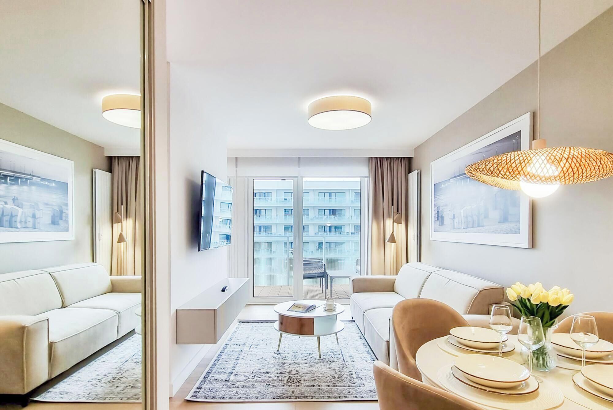 Suite estudio, 1 cama Queen size y sofá cama, cocineta (F206) | Área de sala de estar | Smart TV de 40 pulgadas con canales digitales 