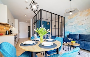 Suite studio, 1 grand lit et 1 canapé-lit, cuisinette (D211) | Aire de séjour | Téléviseur connecté de 40 po avec télévision numérique