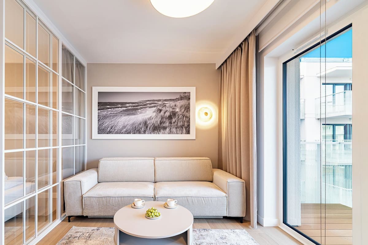 Tabla de planchar con plancha, wifi gratis y ropa de cama
