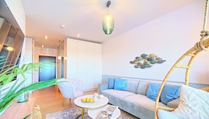 Appartement classique, vue sur la cour intérieure (B414) | Aire de séjour | Téléviseur connecté de 40 po avec télévision numérique