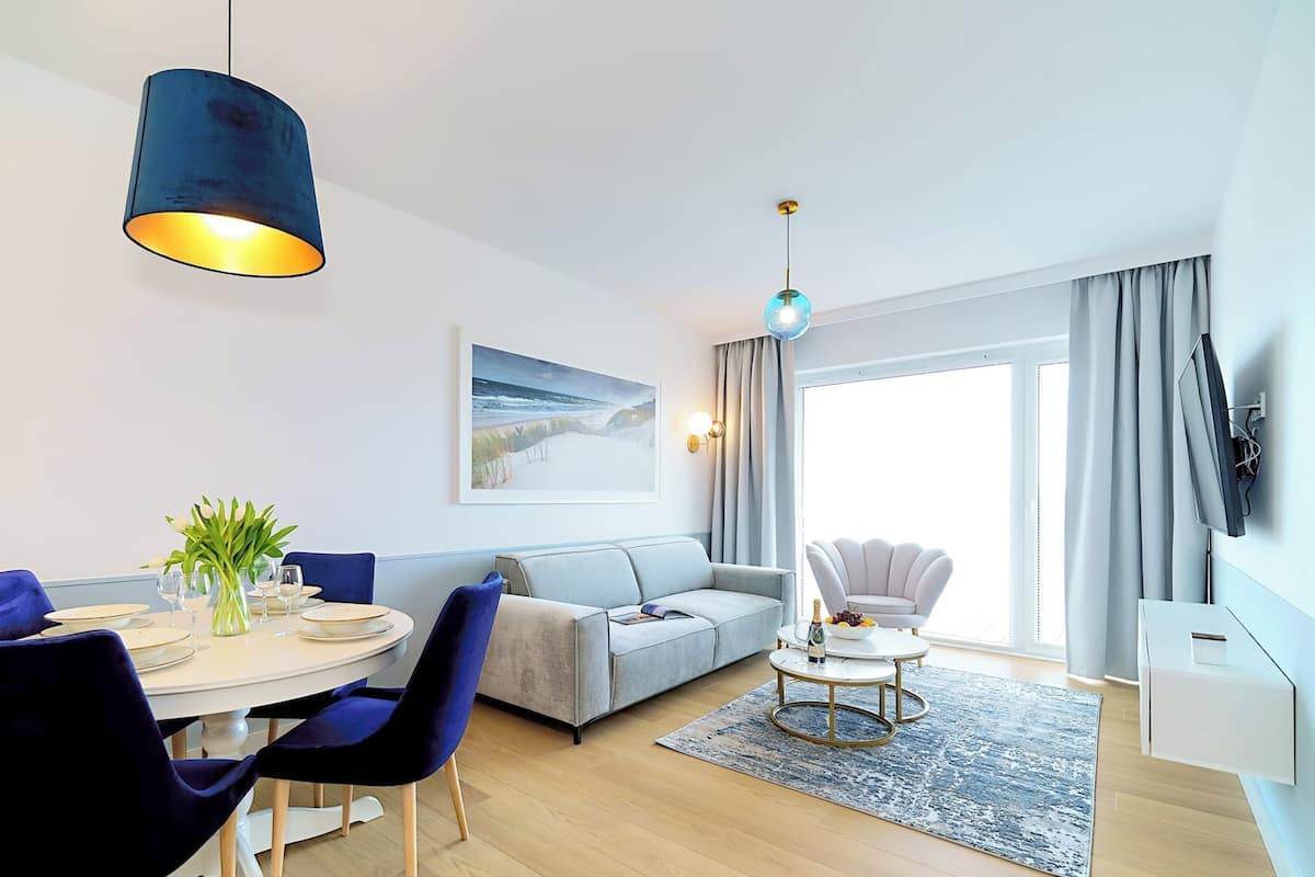 Classic-Apartment, Poolblick (C310) | Wohnbereich | 40-Zoll-Smart-TV mit Digitalempfang