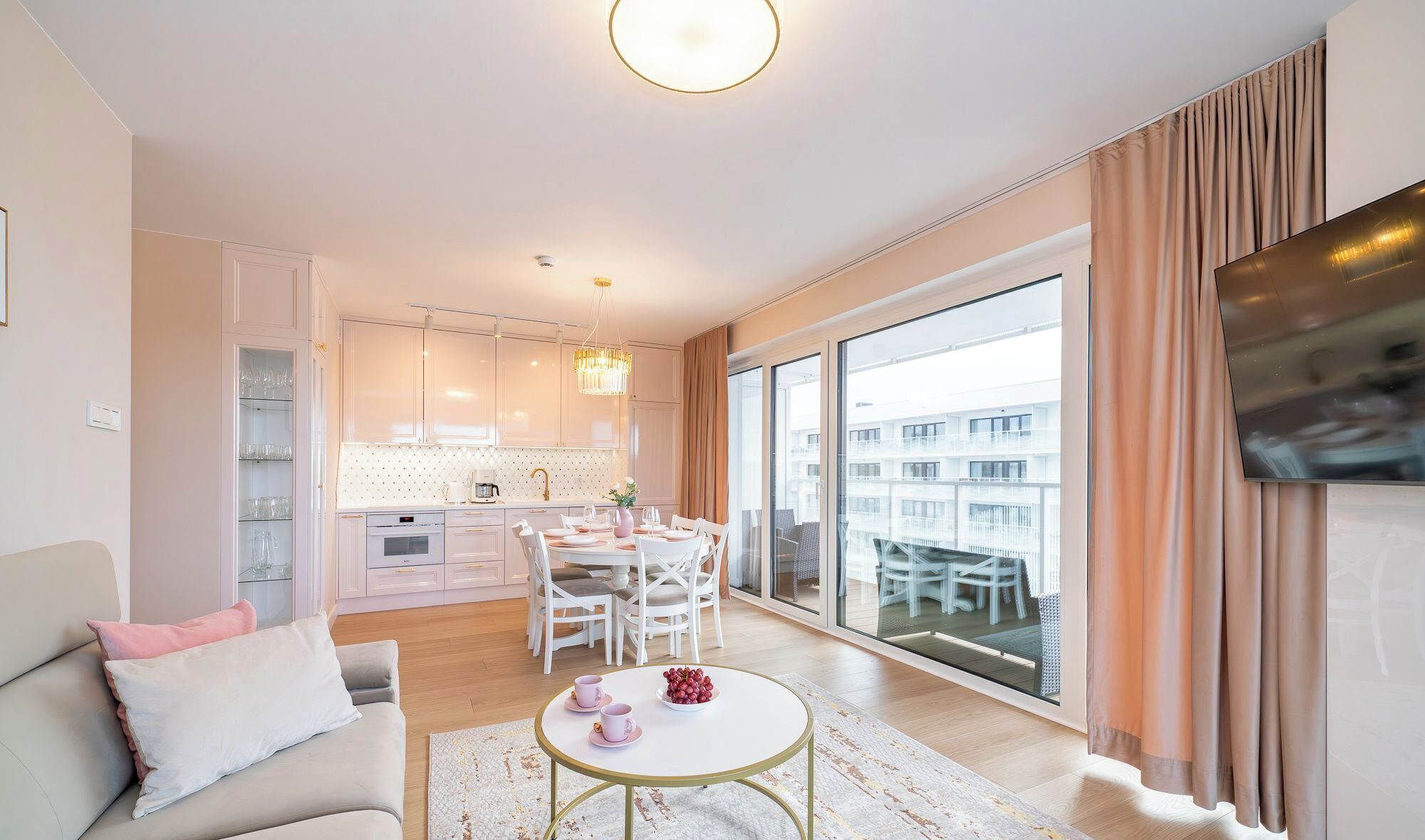 Full-size fridge, oven, stovetop, dishwasher