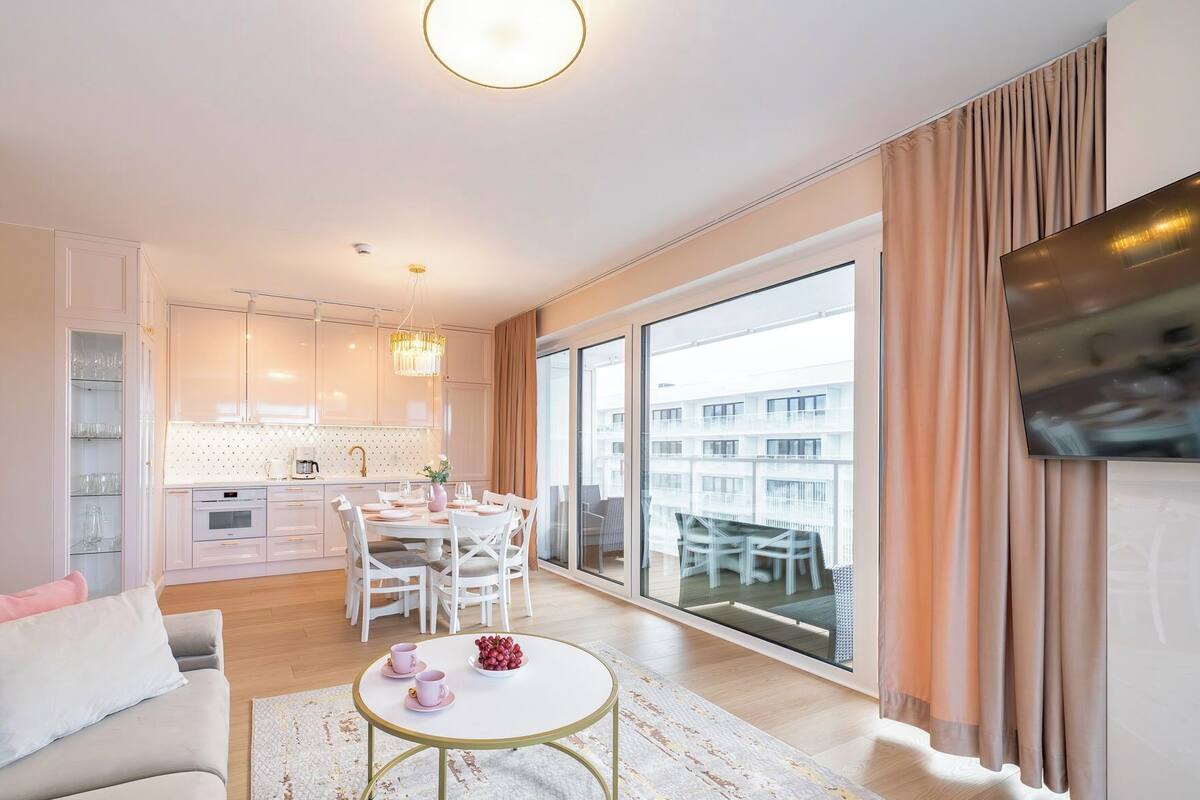 Großer Kühlschrank, Ofen, Herdplatte, Geschirrspüler