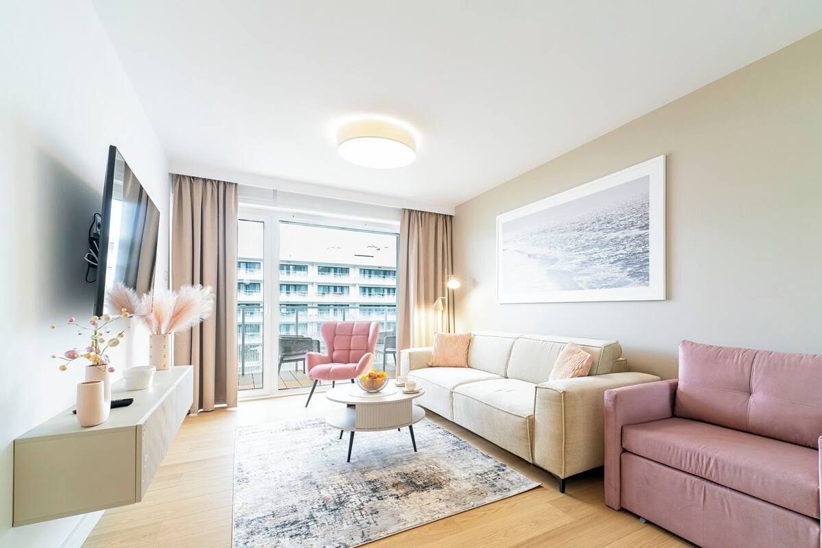 Classic-Apartment, Blick auf den Innenhof (F207) | Wohnbereich | 40-Zoll-Smart-TV mit Digitalempfang