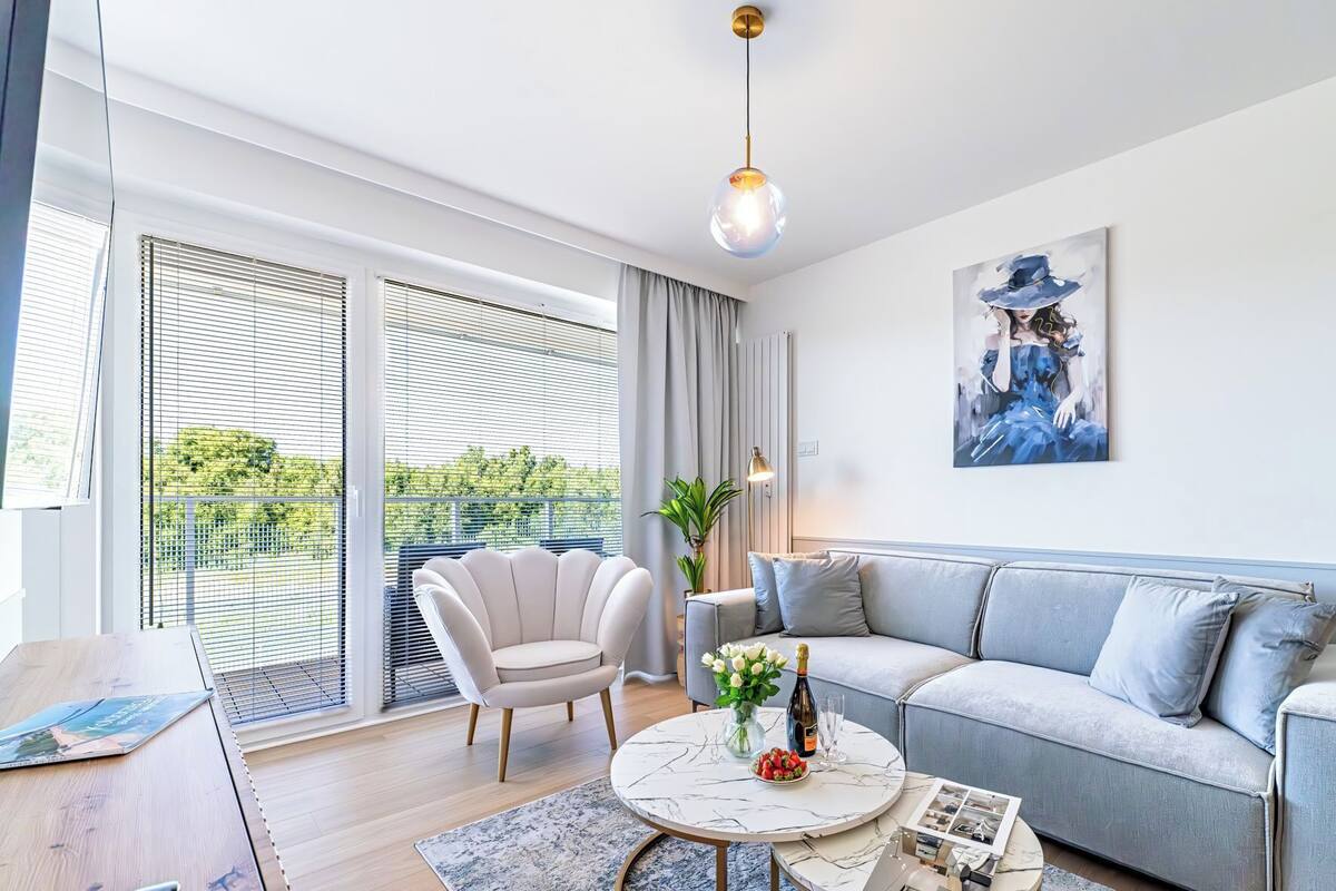 Comfort-Apartment (E101) | Wohnbereich | 40-Zoll-Smart-TV mit Digitalempfang