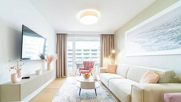 Classic-Apartment, Blick auf den Innenhof (F207) | Wohnbereich | 40-Zoll-Smart-TV mit Digitalempfang