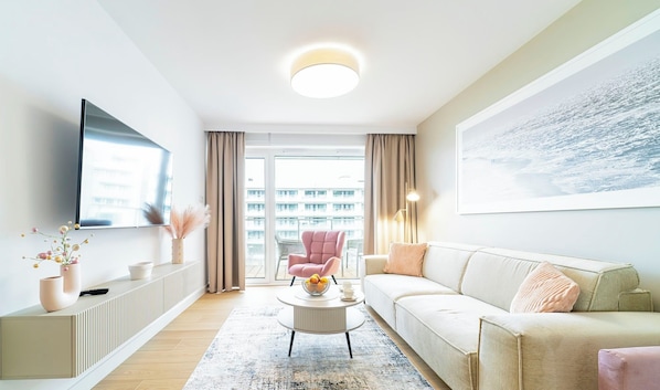 Classic-Apartment, Blick auf den Innenhof (F207) | Wohnbereich | 40-Zoll-Smart-TV mit Digitalempfang