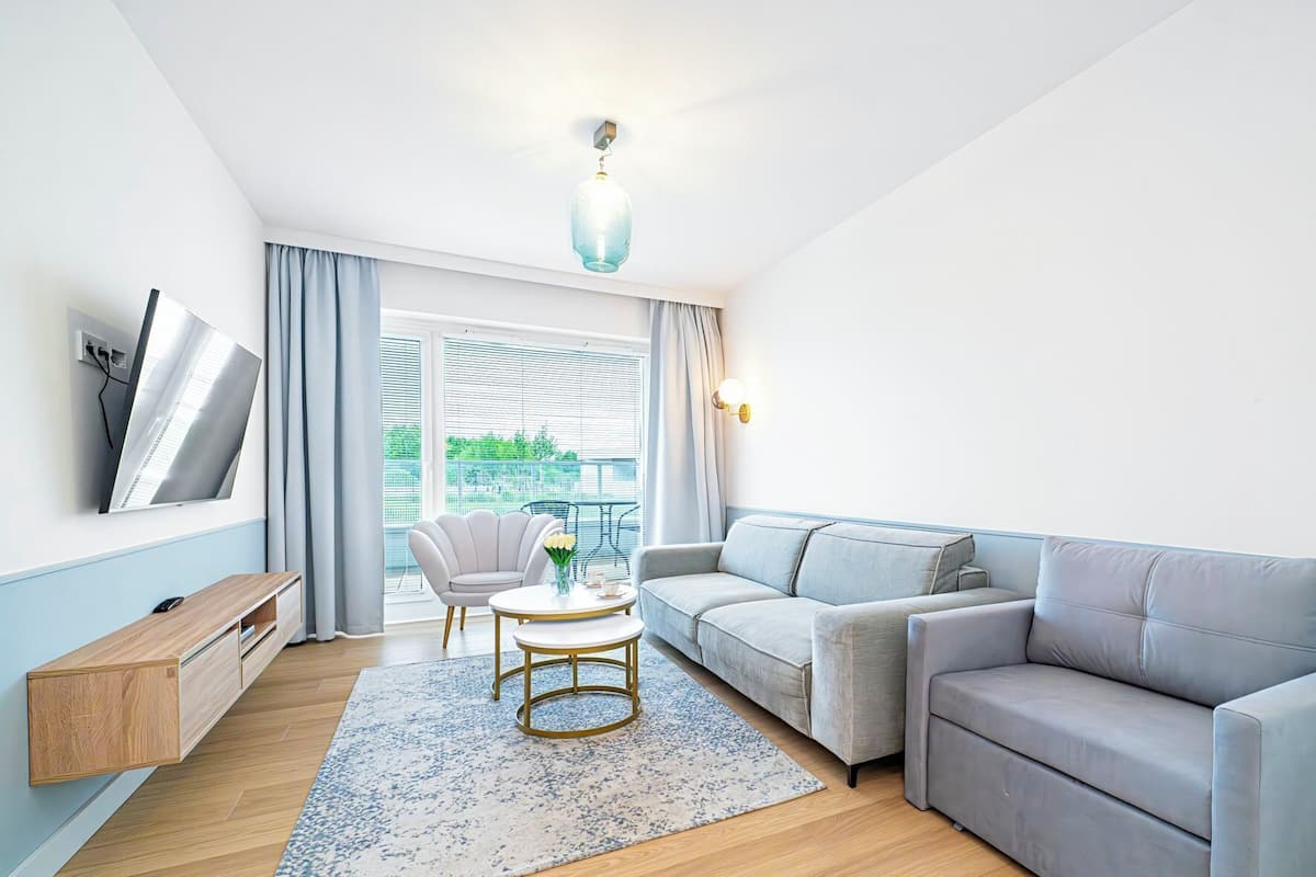 Classic-Apartment, Poolblick (B007) | Wohnbereich | 40-Zoll-Smart-TV mit Digitalempfang