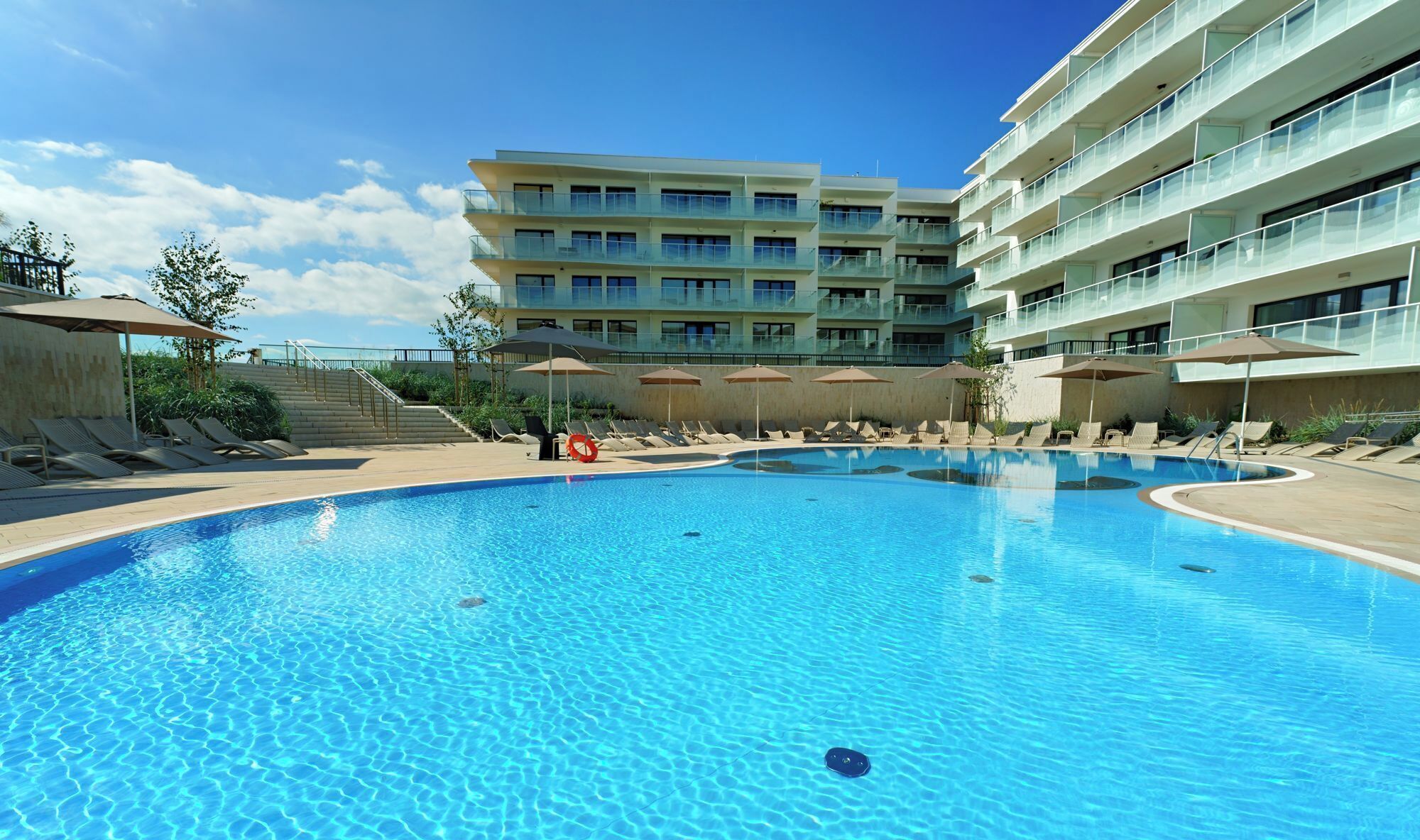 Piscina coperta, piscina stagionale all'aperto