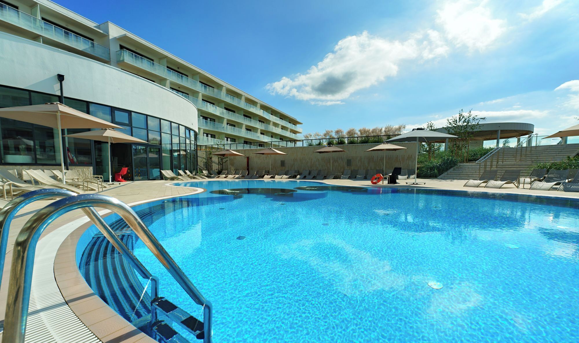 Una piscina techada, una piscina al aire libre de temporada