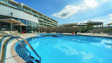 Innenpool, Außenpool (je nach Saison geöffnet)