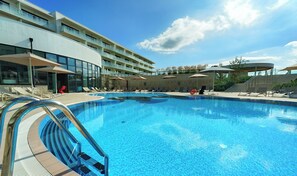 Innenpool, Außenpool (je nach Saison geöffnet)