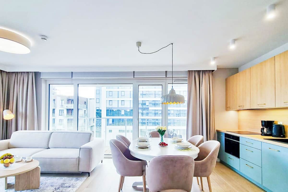 Un appartamento moderno con sala da pranzo, cucina e soggiorno.