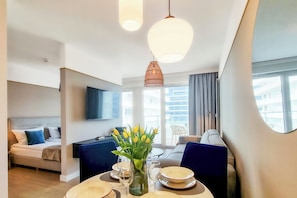 Suite studio, 1 grand lit et 1 canapé-lit, cuisinette (E111) | Repas dans la chambre