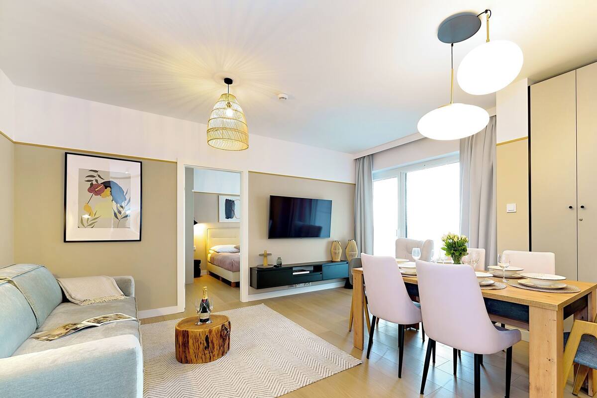 Deluxe-Apartment, Poolblick (A310) | Wohnbereich | 40-Zoll-Smart-TV mit Digitalempfang