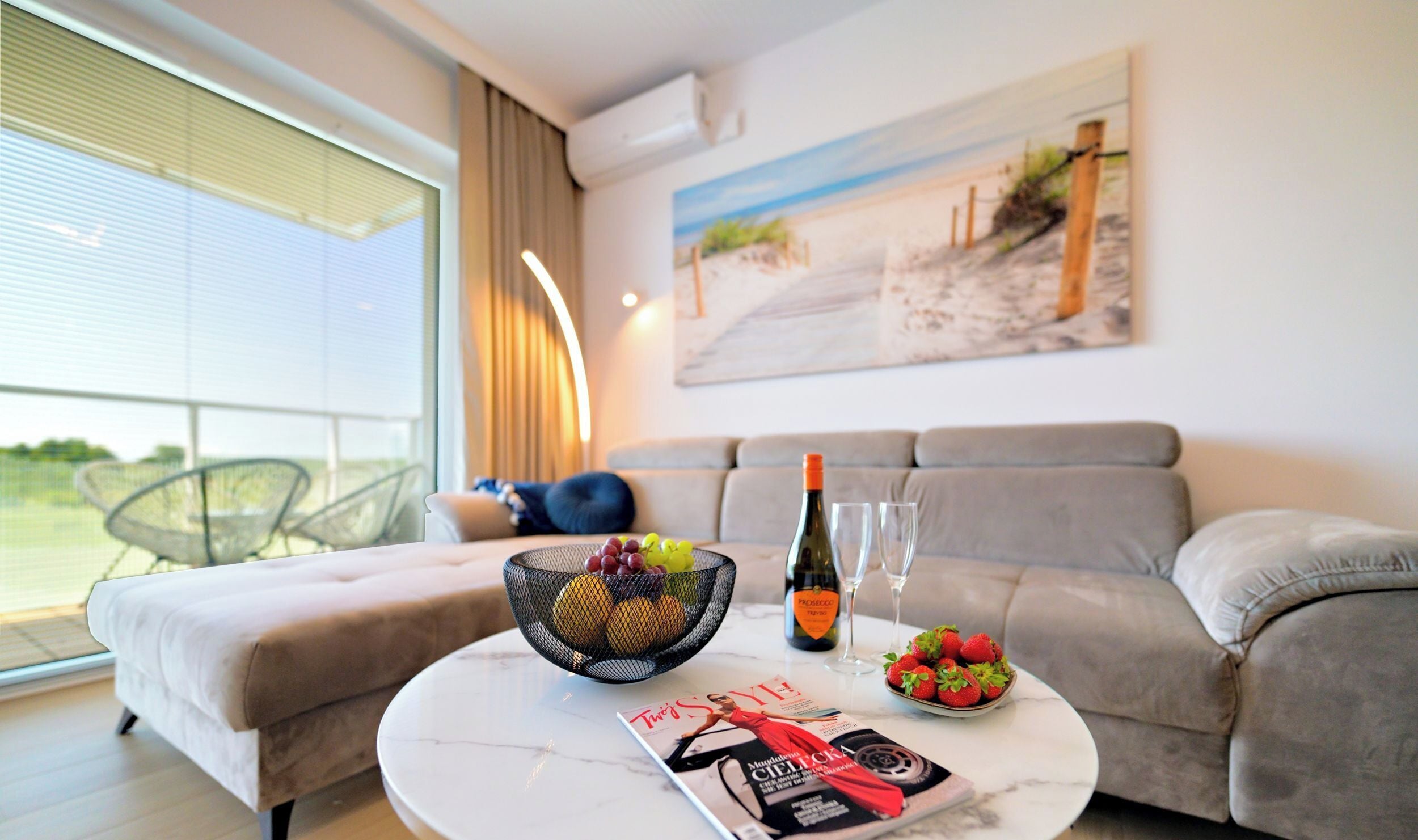 Departamento clásico, vista al parque (D216) | Área de sala de estar | Smart TV de 40 pulgadas con canales digitales 