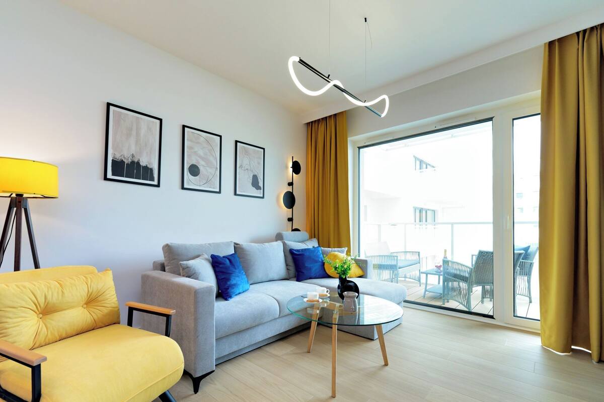 Classic-Apartment, Poolblick (D110) | Wohnbereich | 40-Zoll-Smart-TV mit Digitalempfang