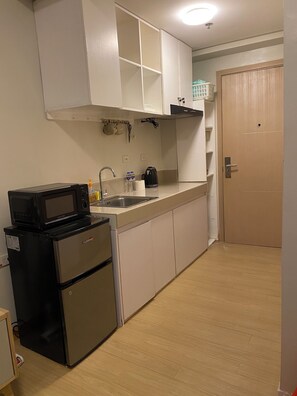 Fridge, microwave, stovetop, electric kettle