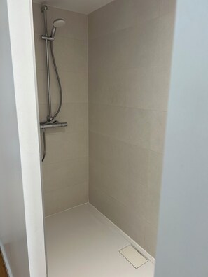 Shower, hair dryer, towels, soap - 2 Communicating Houses (Grassendorf)
