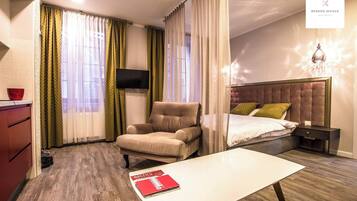 Een strijkplank/strijkijzer, wifi, beddengoed