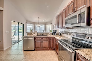 Fridge, microwave, oven, stovetop - Waterfront Villa 3BR, Pool & Whirlpool heated/saltwater, cute turtles (Cape Coral)